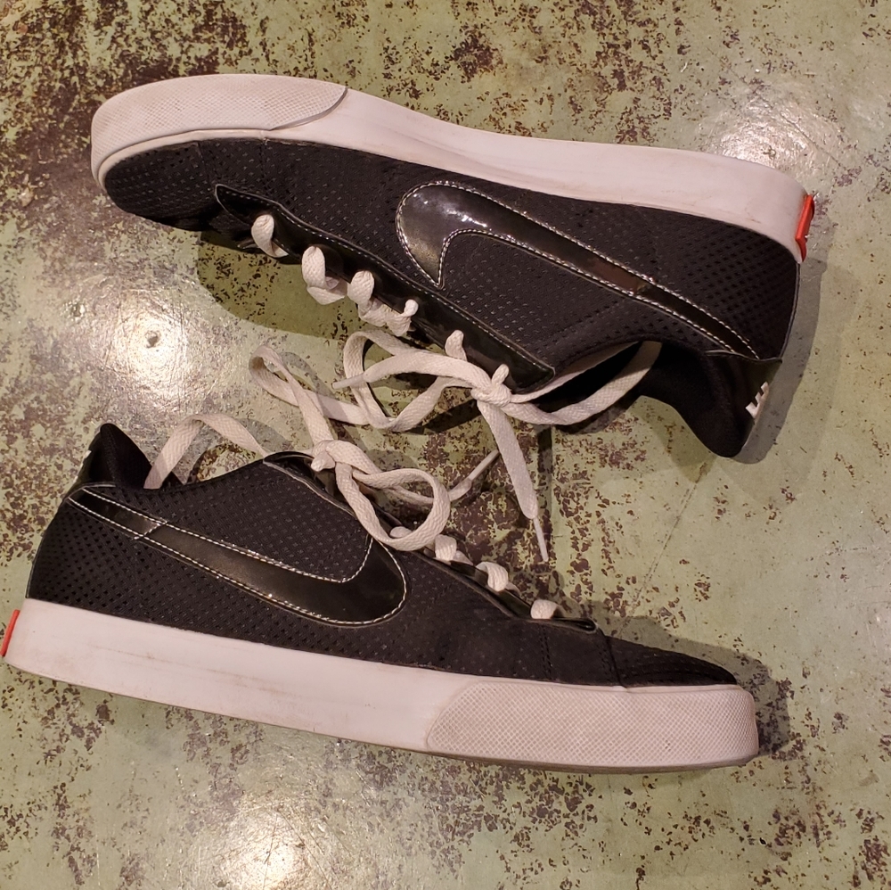Nike Women's Sweet Classic Sneaker Size 9